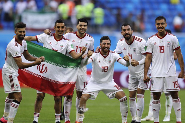 Em carta à FIFA, grupo de atletas iranianos pede exclusão do Irã por  violação dos direitos humanos. Isso deve acontecer? - Lei em Campo